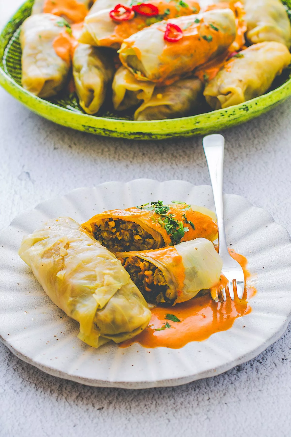 Kåldolmar utan kött med linser och kikärtor och mustig curry sås